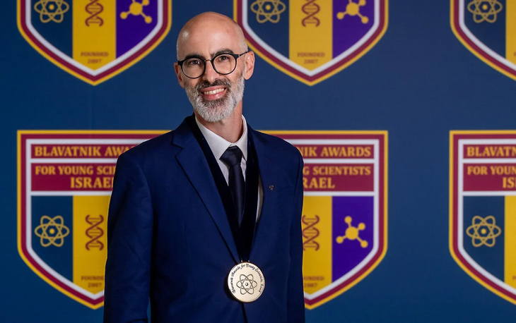 Paz Beniamini receives his Blavatnik Young Scientists Award, June 2, 2026.